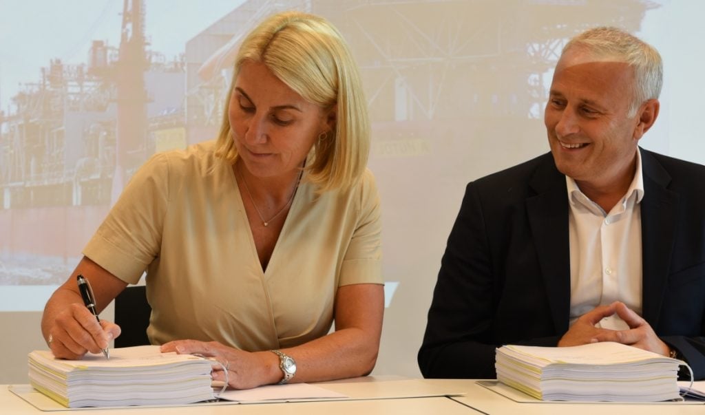 Kristin Kragseth and Jan Narvestad signing contract. Photo