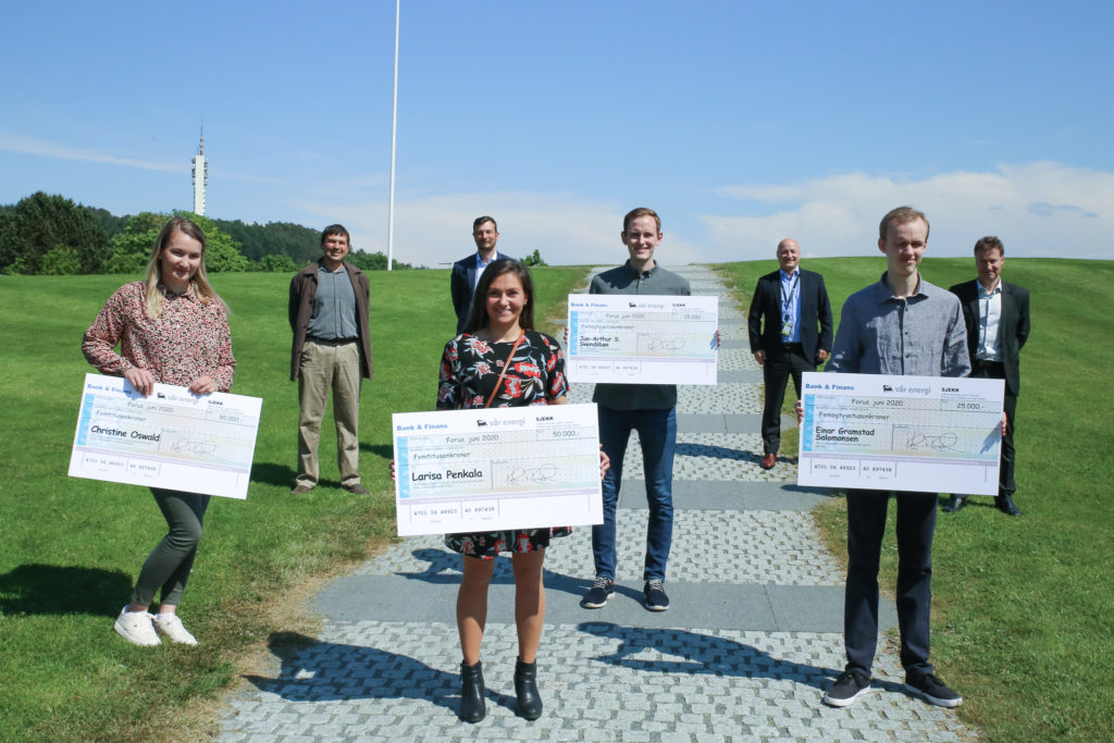 Students holding scolarship checks. Photo.