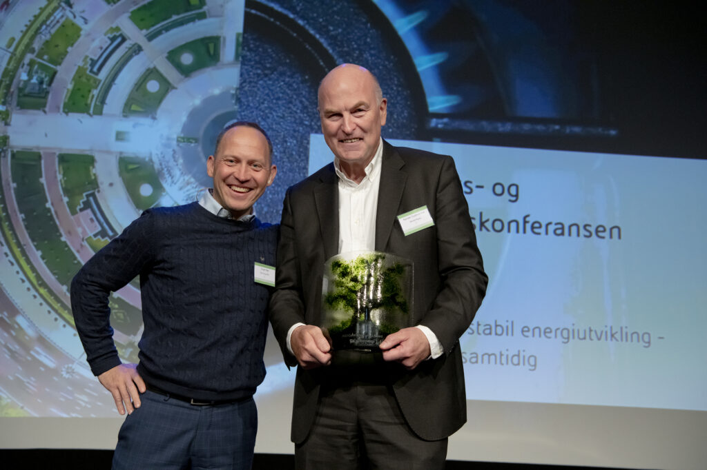 CEO Moreld Apply Karsten Gudmundset on stage together with Vår Energi CEO, Torger Rød.