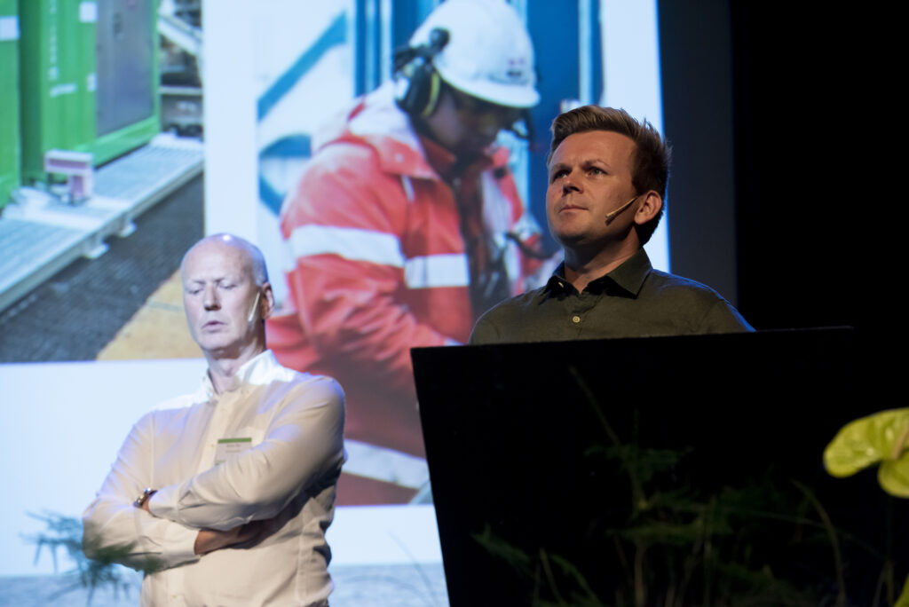 Morten Øye and Egil Haugland on stage.